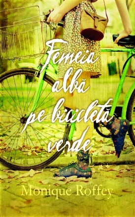 Femeia alba pe bicicleta verde