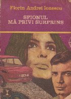 Spionul privi surprins